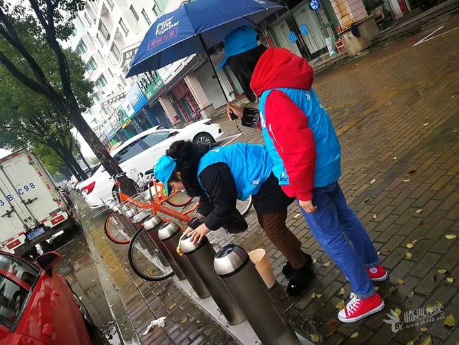 同心蓝精灵服务队学雷锋冒雨清理临海各公共自行车点
