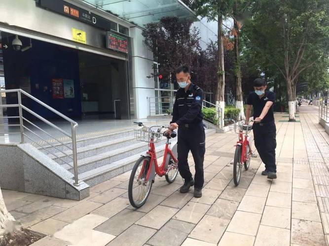 扶起共享单车,传递共享文明
