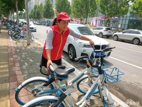 经开区肖庄小学开展"爱郑州,共享单车摆起来"志愿服务活动