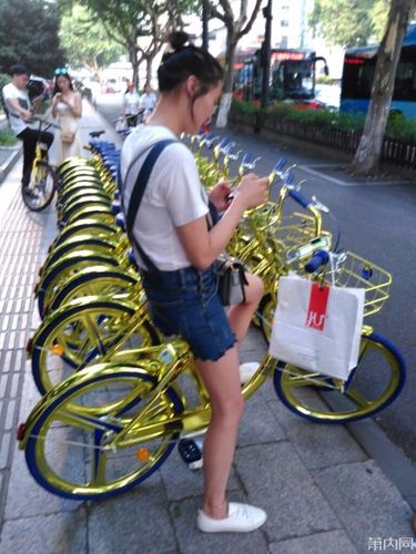 土豪金!萧山街头又现新款共享单车,网友:亮瞎了眼